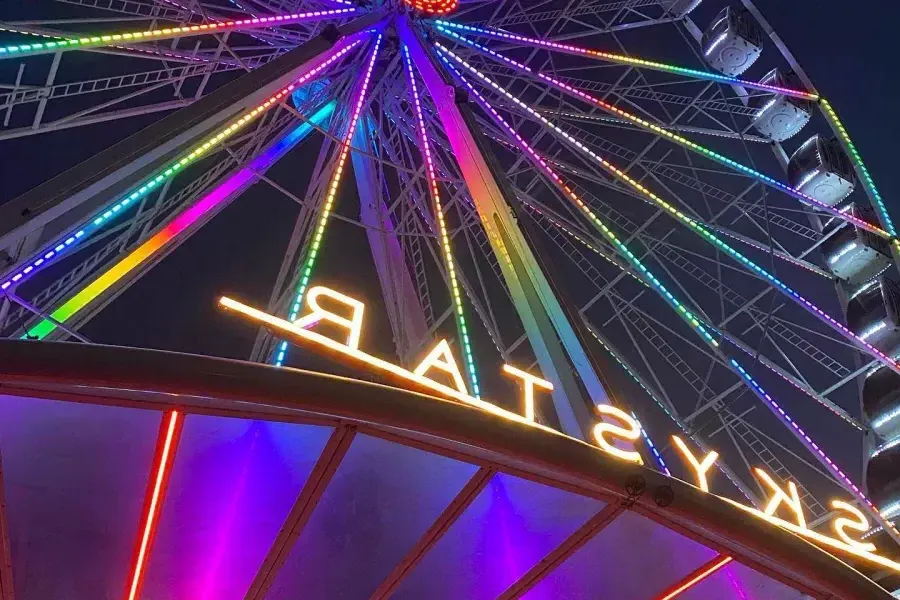 Vista de perto das luzes de néon da roda gigante SkyStar no Golden Gate Park. 加州贝博体彩app.