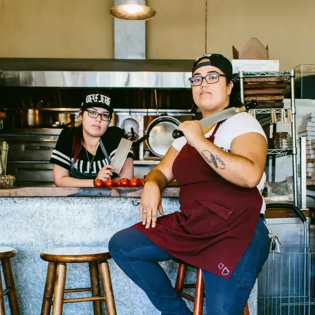 Joyce Conway et Mel Lopez dans la cuisine